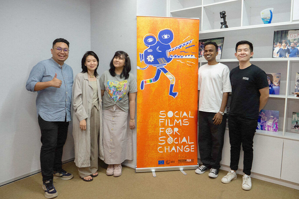 FFF2023 grant winner, Zinc Chew along with the judges; Zurairi A.R, Nadia Khan & Jason Wee posing together with fellow grant winner, Joshua Inberaj Dewet.

They are standing next to each other with a Social Films For Social Change bunting between them.